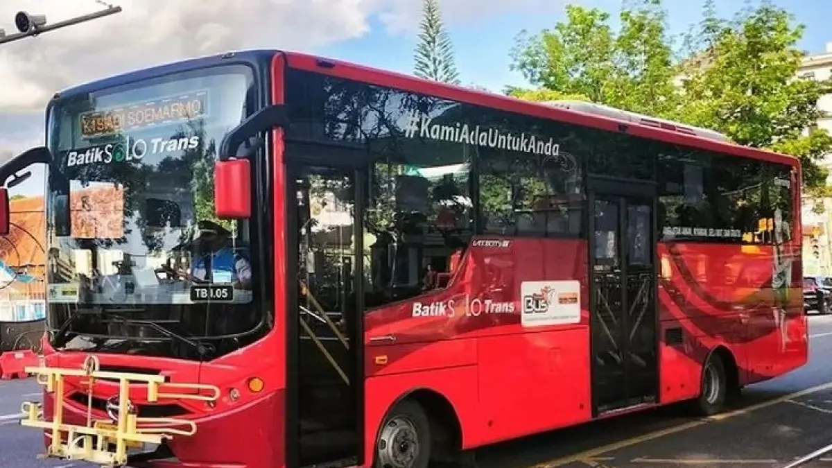 Pertama kali naik Batik Solo Trans? Jangan bingung! Ini panduan singkat cara naik BST, mulai dari cek rute, memilih koridor, sampai turun di halte tujuan. (Pinterest)