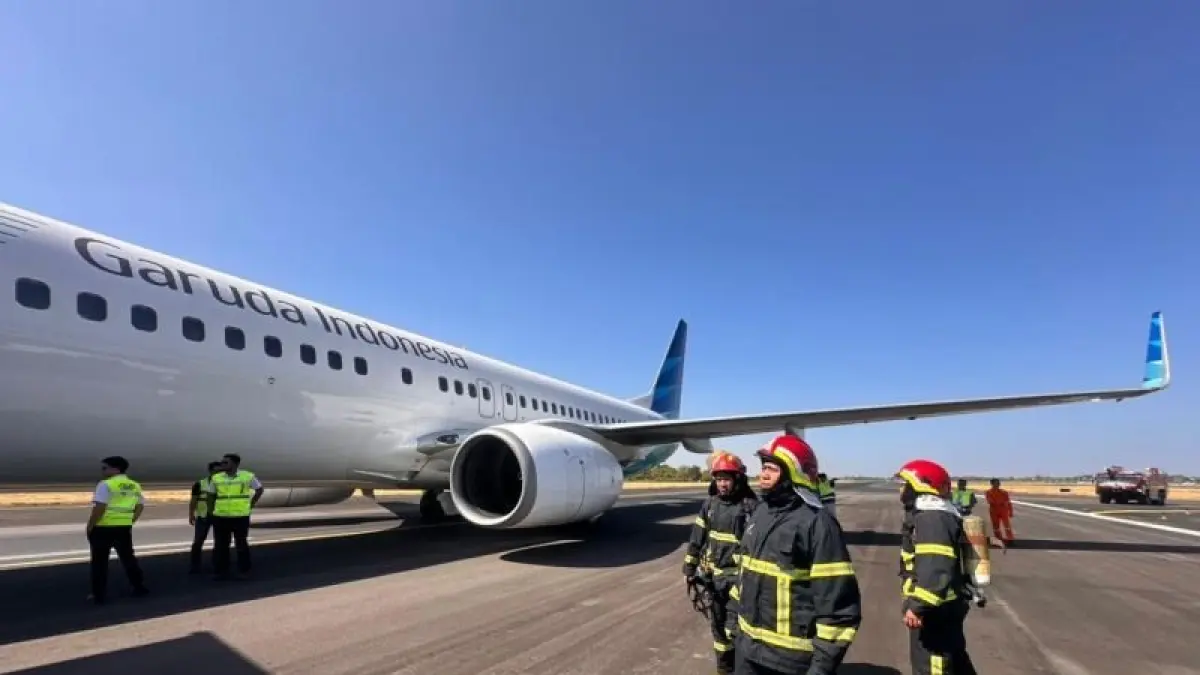Pesawat Garuda nomor penerbangan GA604 rute Jakarta-Makassar yang mengalami pecah ban pada salah satu roda utama saat dalam penerbangan menuju Bandara Internasional Sultan Hasanuddin, Kabupaten Maros, Sulsel, Kamis (3/9/2026). ANTARA/ HO-API