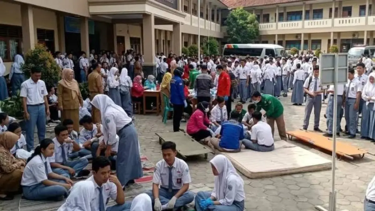 Sebanyak 777 di SMAN 1 Lasem Rembang diduga mengalami keluhan kesehatan seperti diare, lemas, pusing, mual hingga muntah-muntah setelah menyantap makanan MBG. (Radar Kudus)