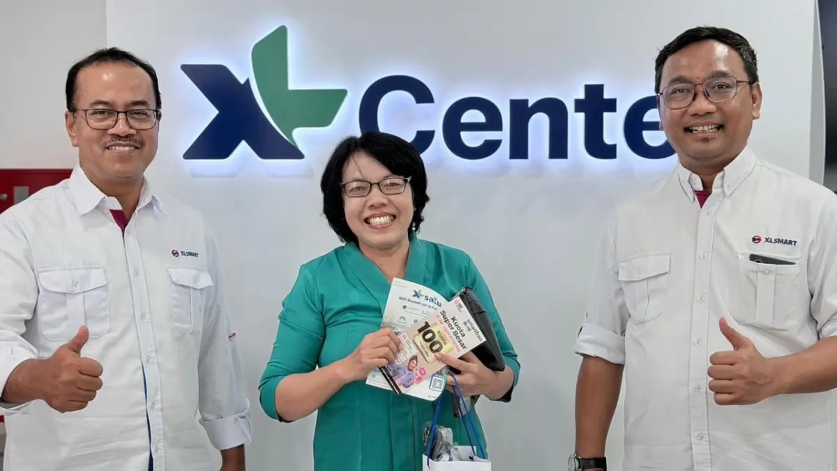 Dalam rangka Hari Pelanggan Nasional 2026, Sukaca Purwokardjono, Group Head Customer Experience XLSMART (kiri) dan Joseph Marthinus Gultom, Regional Group Head XLSMART area DIY dan Jawa Tengah berfoto bersama dengan pelanggan dalam rangkaian Hari Pelanggan 2026, di XL Center Semarang, Kamis (3/9). (ISTIMEWA)