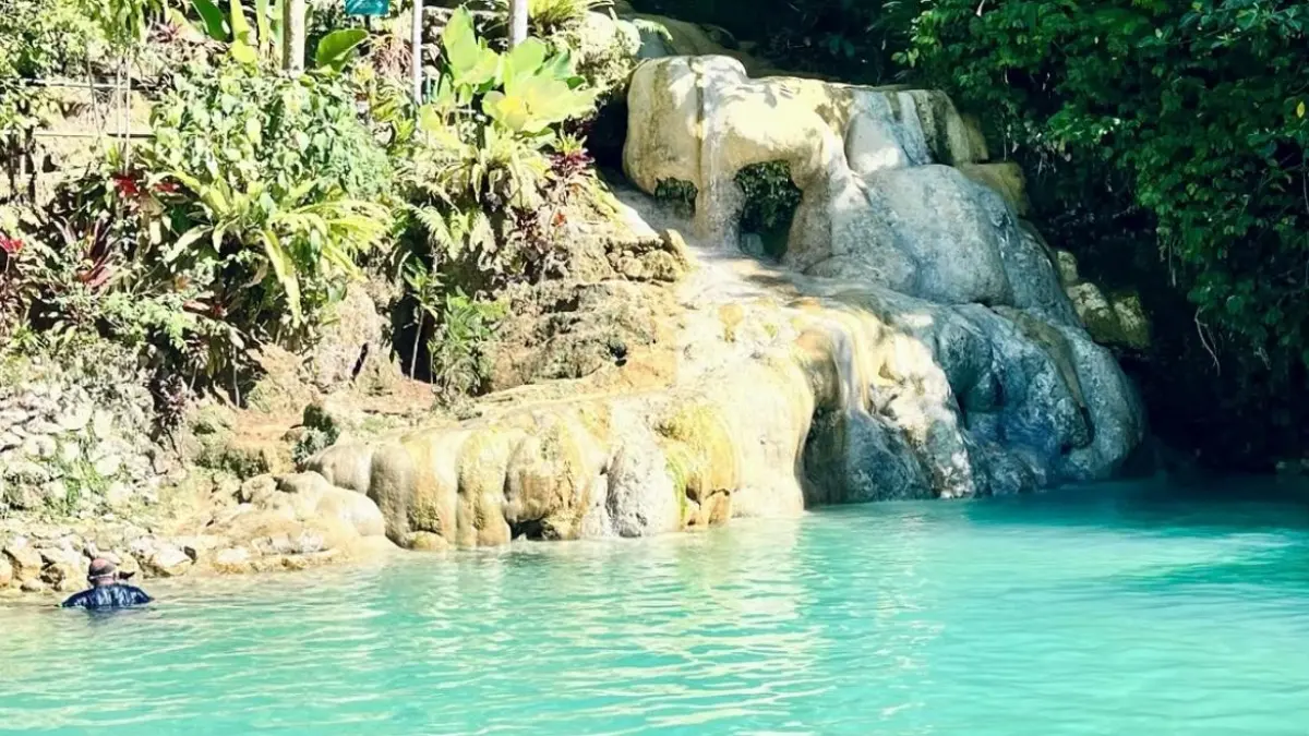 Jernihnya aliran Sungai Mudal di antara bebatuan Perbukitan Menoreh.(Alierua/TikTok)