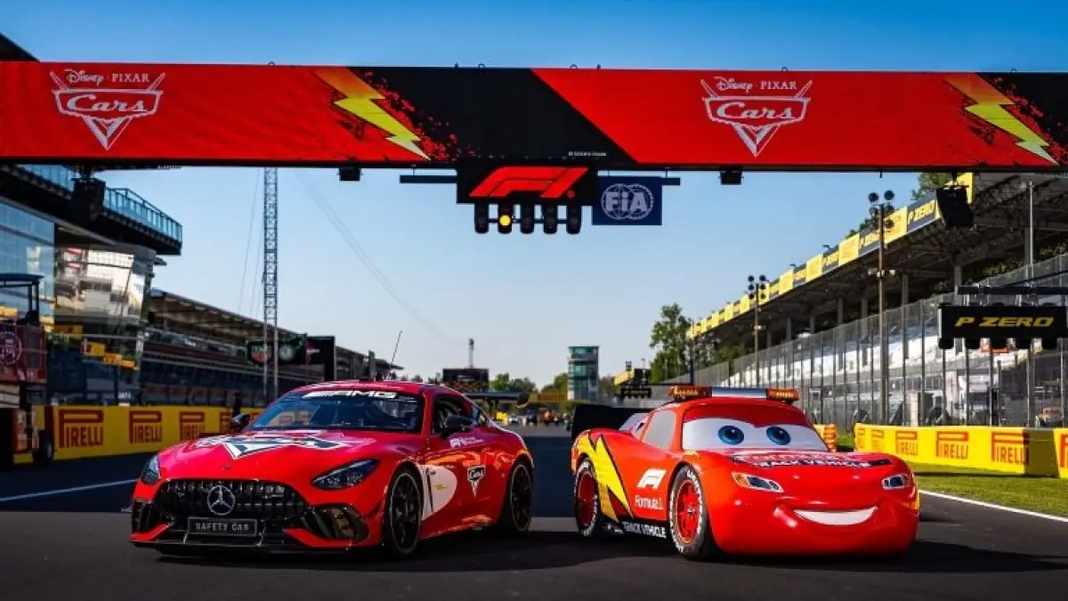 Lightning McQueen hadir di Monza untuk merayakan 20 tahun Cars, lengkap dengan penampilan khusus dan Safety Car Formula 1 yang mendapat livery bertema Cars. (DisneyParksBlog)