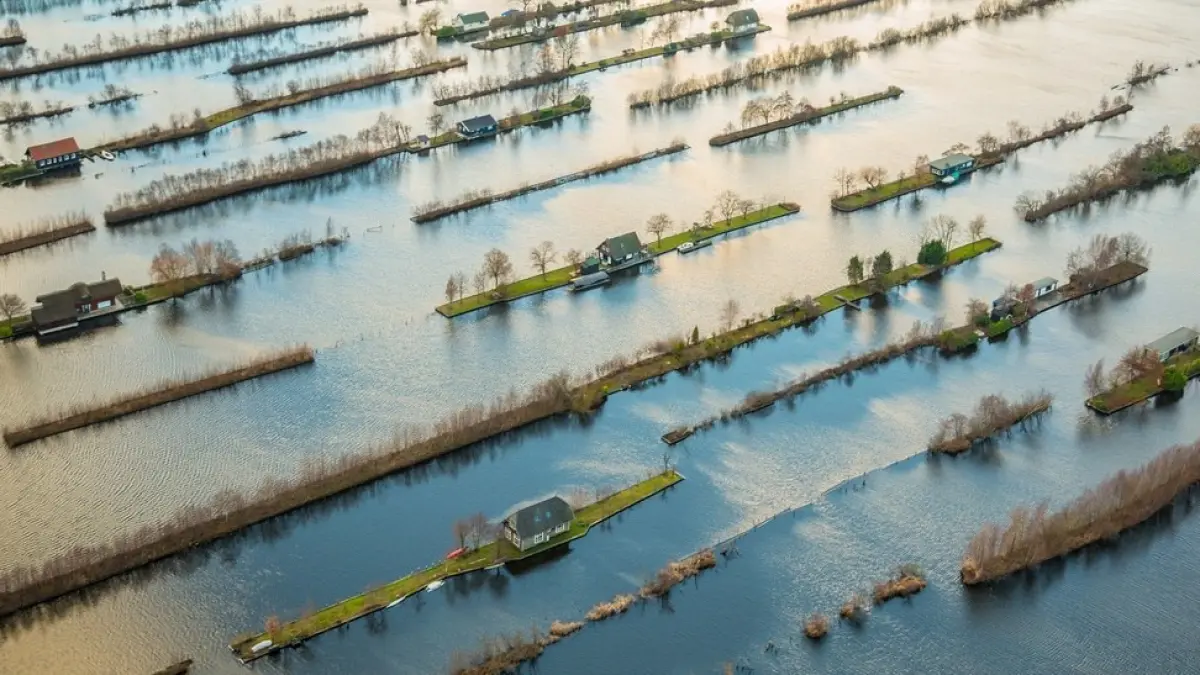 Rumah-rumah di pulau kecil di tengah Danau Loosdrecht, Belanda.(Amusingplanet)