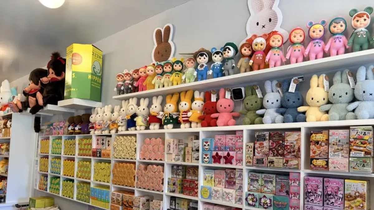 Barangnya kecil, tapi bisa bikin dompet menipis. Blind box, keychain, photocard, hingga figur mini kini jadi koleksi favorit anak muda. (Pinterest)