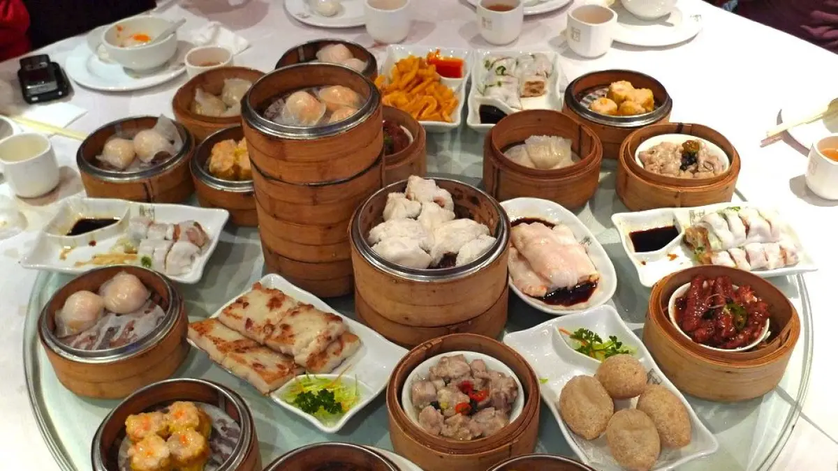 Siomay Indonesia berakar dari dimsum Tionghoa (shumai/siu maai). 