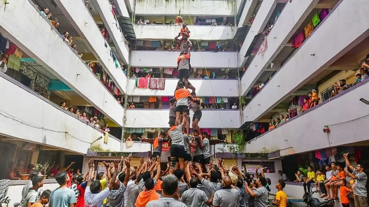 Tradisi Dahi Handi kembali digelar di India pada 5 September 2026. Para Govinda membentuk piramida manusia untuk memecahkan pot yang digantung tinggi sebagai bagian dari perayaan kelahiran Krishna. (Pinterest)