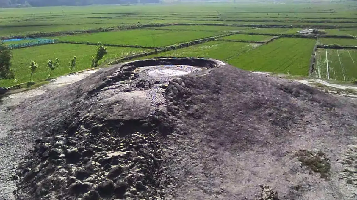 Bledug Kramesan di Grobogan, Jawa Tengah, merupakan gunung lumpur yang memiliki ketinggian sekitar 25 meter.(TRT Indonesia)