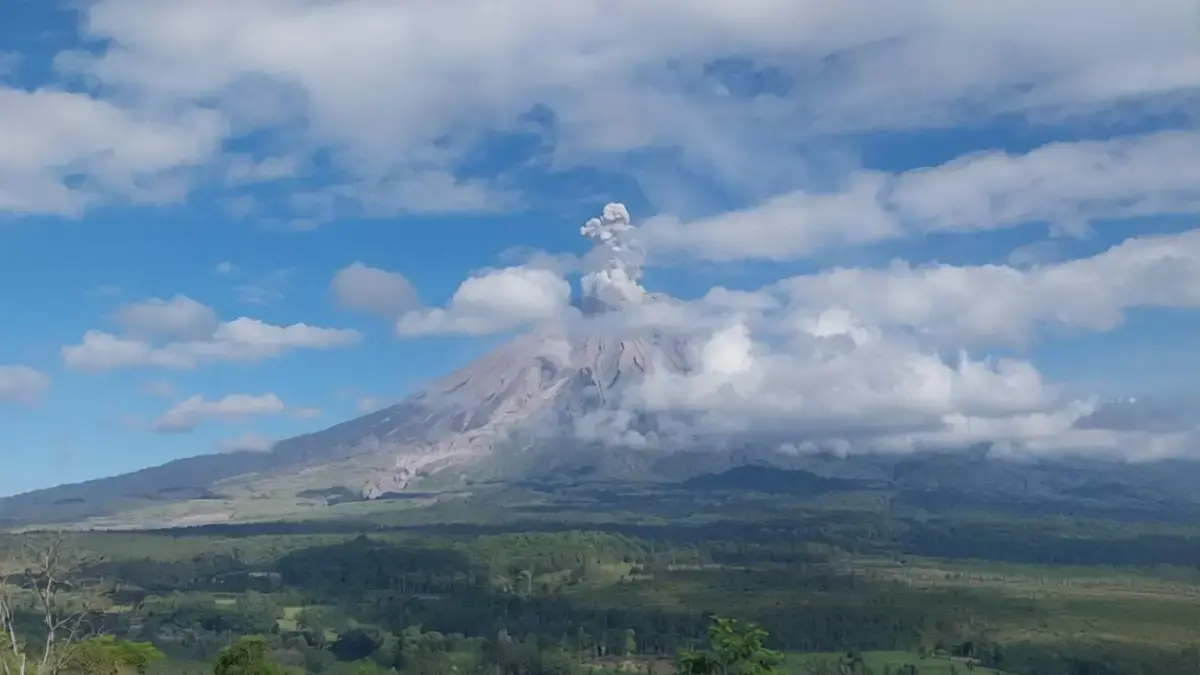 Gunung Semeru Erupsi.