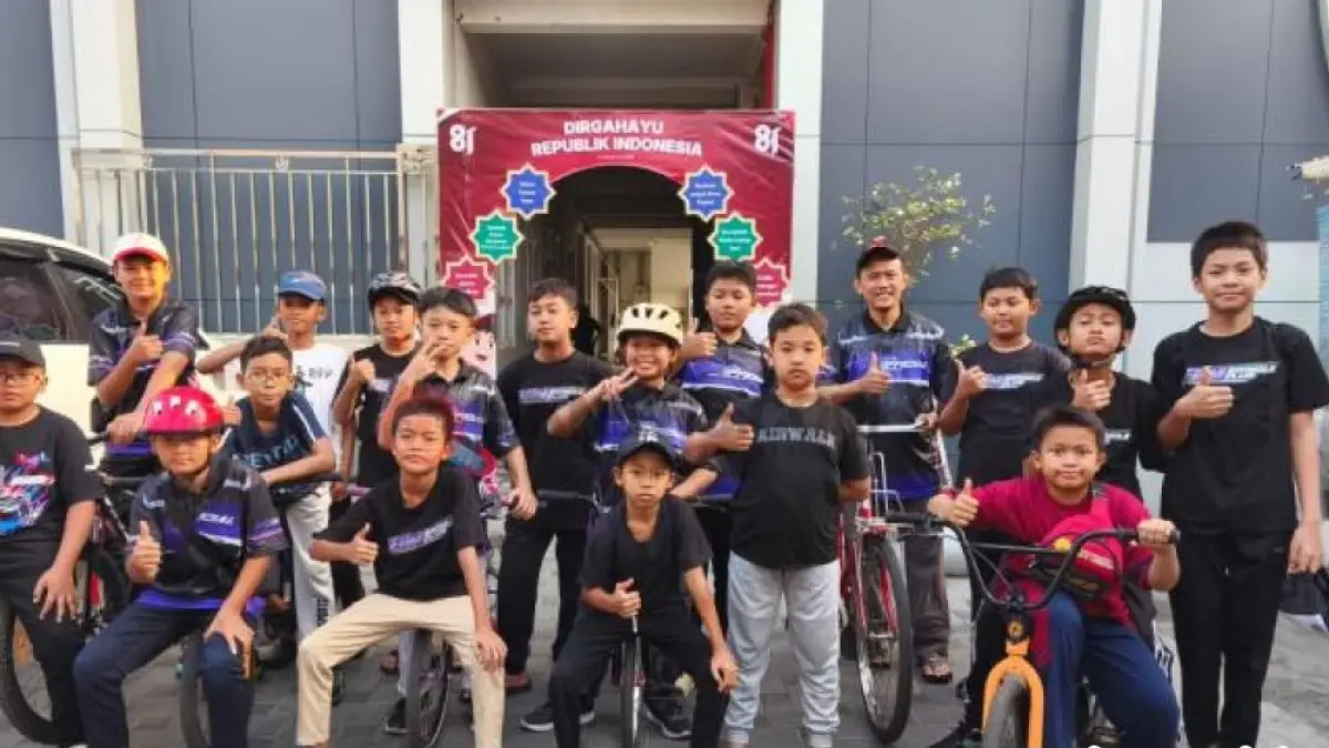 Keren! Dari hobi gowes, anak SD ini berhasil mendirikan klub sepeda sendiri.(Muriamu.ID)