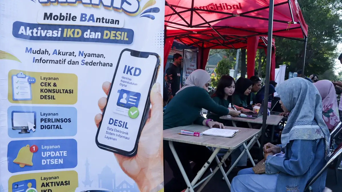 Pemkot Surakarta menghadirkan MBAK DESI MANIS untuk memudahkan warga mengecek desil, memutakhirkan DTSEN, mengurus IKD, dan melaporkan bansos tidak tepat sasaran di Car Free Day Slamet Riyadi Minggu (7/9) (Muh Ihsan/solobalapan.com)