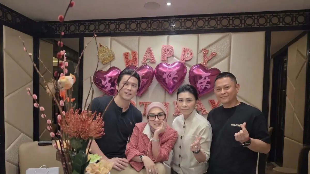 Rayakan ultah di Singapura, Syahrini banjir kebahagiaan! Single comeback "Kau Yang Utama" yang rilis Agustus lalu sukses tembus 100 ribu+ video di TikTok. Cek infonya!