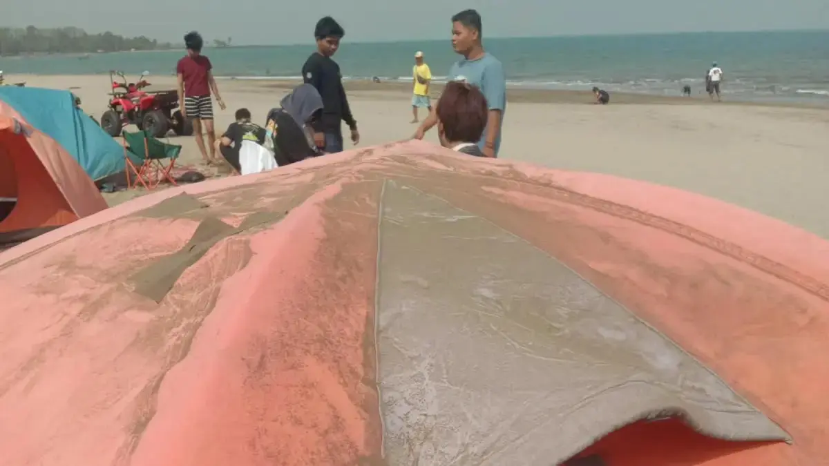 Sebaran abu vulkanik Gunung Anak Krakatau di tepi pantai wilayah Kecamatan Anyer, Kabupaten Serang, Banten, Sabtu (5/9). Badan Geologi memastikan erupsi Gunung Anak Krakatau tidak memicu gelombang tsunami. (BPBD Kabupaten Serang)