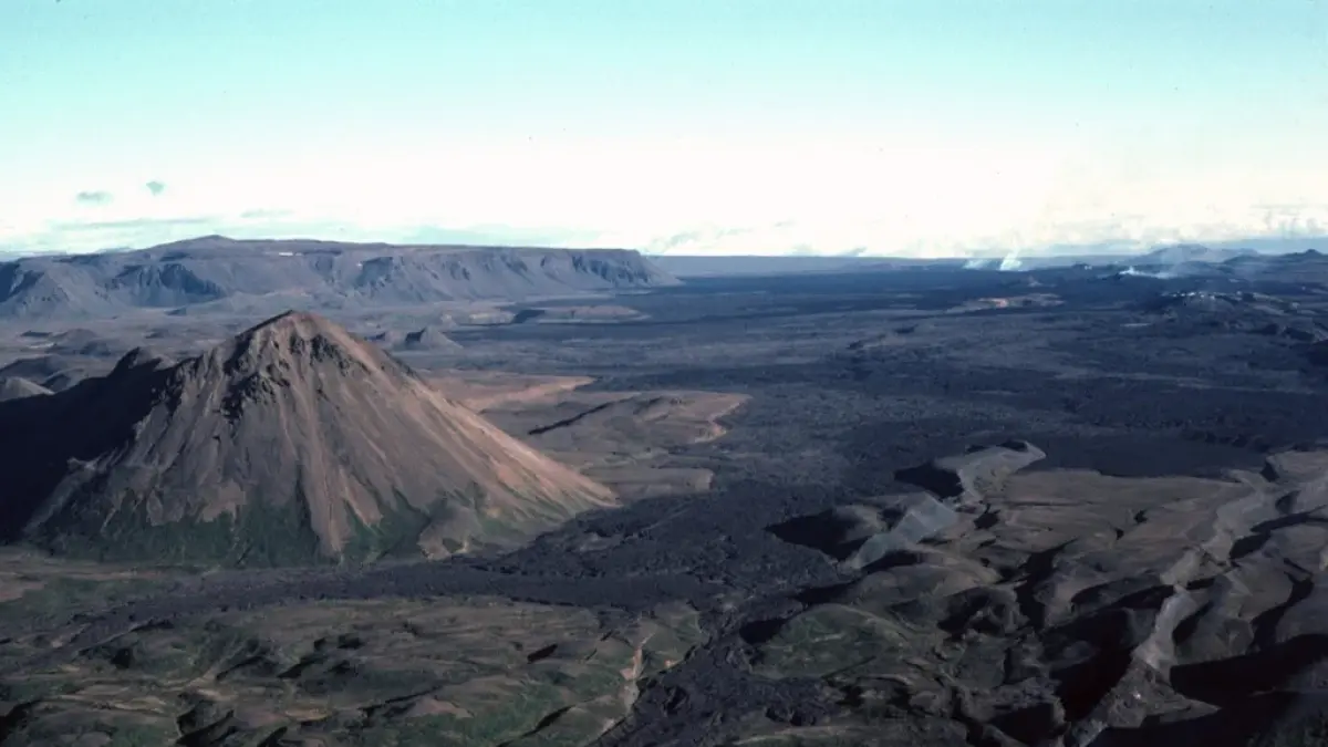 Gunung Krafla di Islandia mengalami erupsi pada 8 September 1977. Lava keluar melalui rekahan sepanjang sekitar 900 meter, disusul pergerakan gempa dan keluarnya magma melalui lubang bor panas bumi. (Volcano.si.edu)