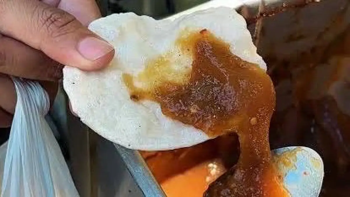 Kerupuk upil, camilan berbentuk bulat kecil yang pernah akrab dengan jajanan jalanan Surabaya.(@aslisurabaya/Tiktok)