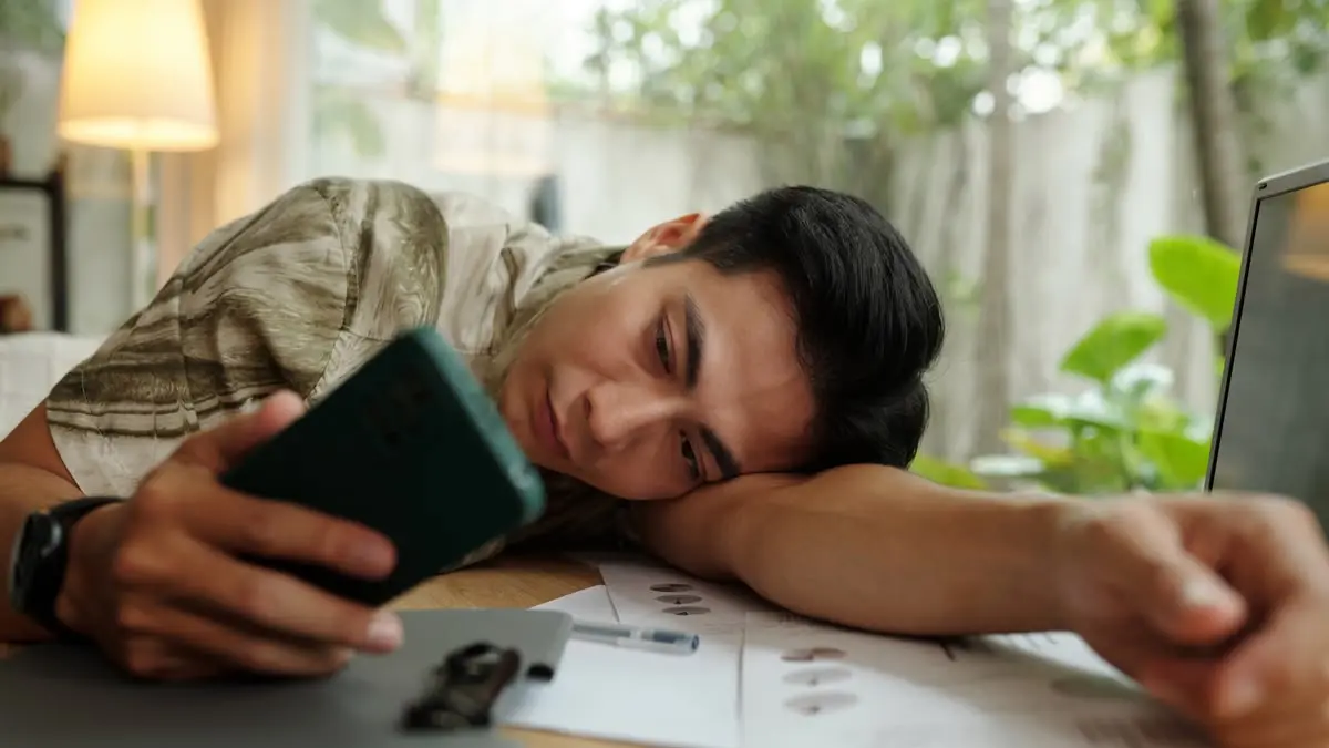 Penggunaan layar gawai, digital eye strain, serta kelelahan mental dari tumpukan tugas juga menguras energi fisik dan pikiran. (ToTheTree)