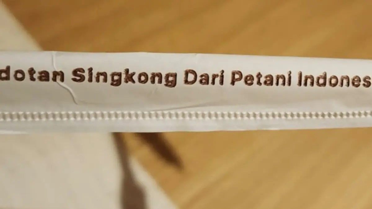Sedotan berbahan dasar singkong dikembangkan sebagai alternatif produk sekali pakai berbahan plastik.(@faizatulhikmahh/Threads)
