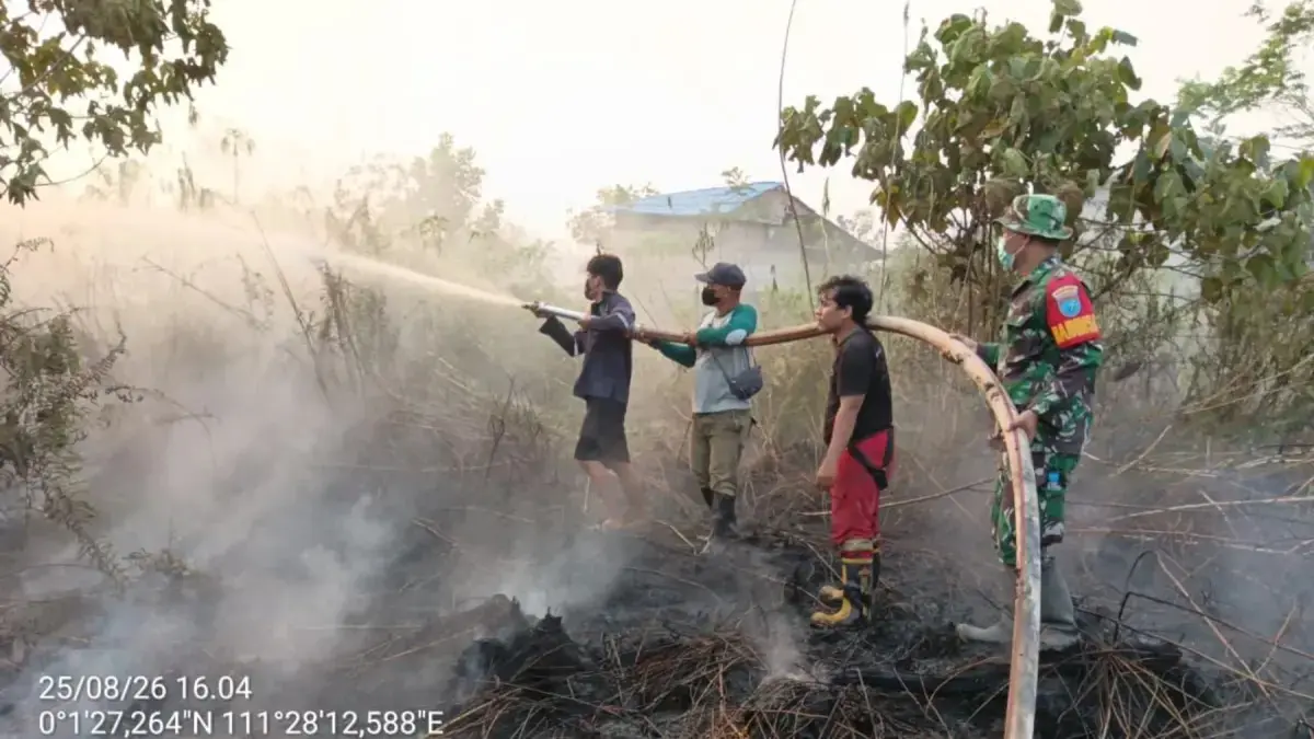 Upaya pemadaman darat karhutla yang dilakukan tim satgas gabungan di wilayah Kabupaten Sintang Kalimantan Barat, Selasa (25/8). (BNPB)