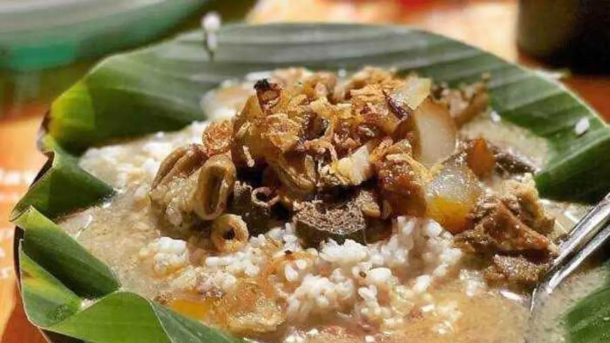 Nasi gandul khas Pati dengan alas daun pisang.(Radar Kudus)