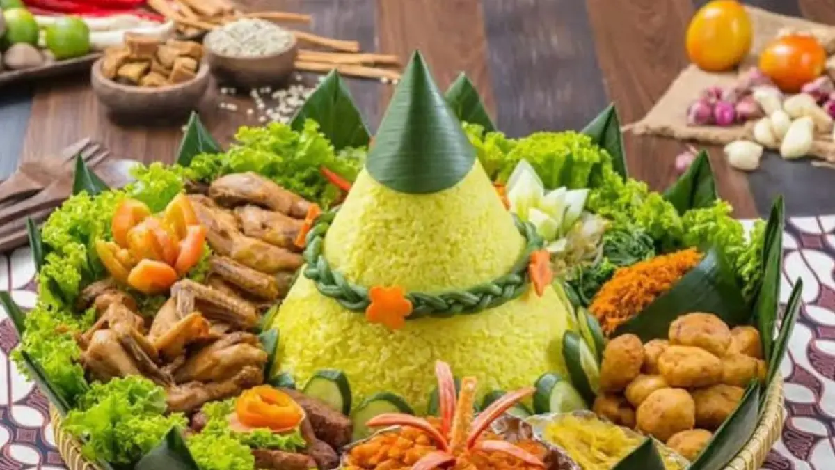 Tumpeng dengan potongan pertama yang sarat makna penghormatan dan harapan.(Radar Bangkalan)