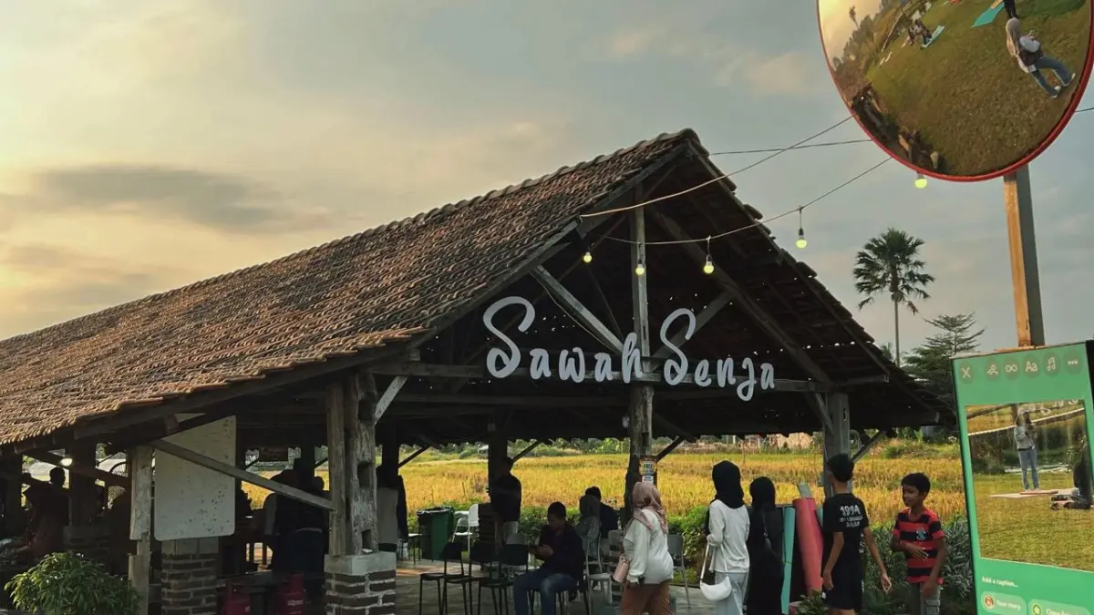 Warung Sawah Senja menawarkan suasana makan dengan pemandangan sawah dan pegunungan.(@hellovic/TikTok)