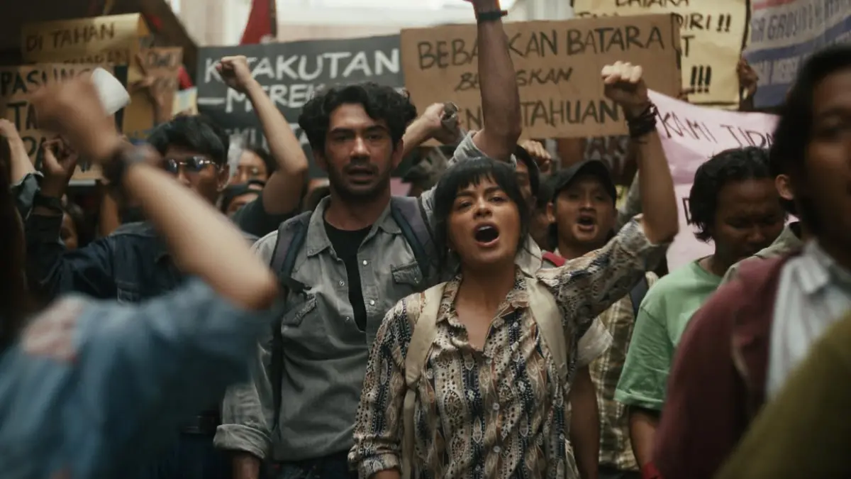 Biru Laut dan Ratih Anjani saat melakukan demonstrasi (Instagram: @filmlautbercerita)