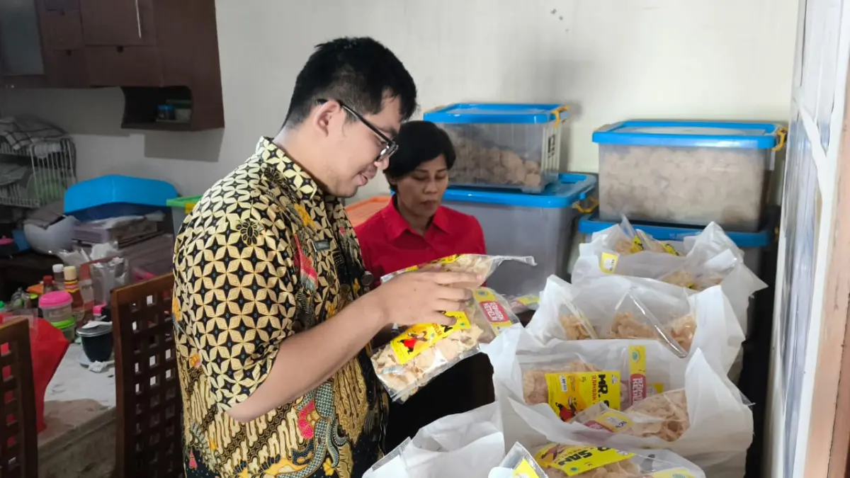 Pendampingan sertifikasi halal bagi pelaku usaha mikro oleh Tim PLUT Diskop UMKM. (IST)