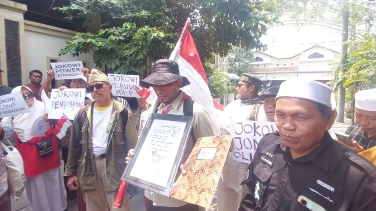 Puluhan massa yang mengatasnamakan Aliansi Rakyat Indonesia Bergerak (ARIB) melakukan aksi unjuk rasa mendadak di sekitar kediaman Presiden ke-7 RI, Joko Widodo (Jokowi), di Jalan Kutai Utara Nomor 1, Kelurahan Sumber, Kecamatan Banjarsari, Surakarta, Kamis (10/9/2026). (Antonius/Radar Solo)