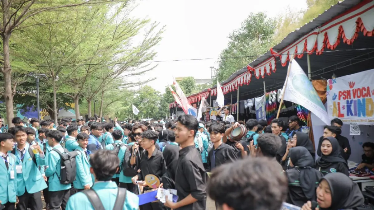 RAMAI : Mahasiswa baru ketika mengujunggi stand UKM UMS Kamis (10/9) (Dok. Humas UMS)