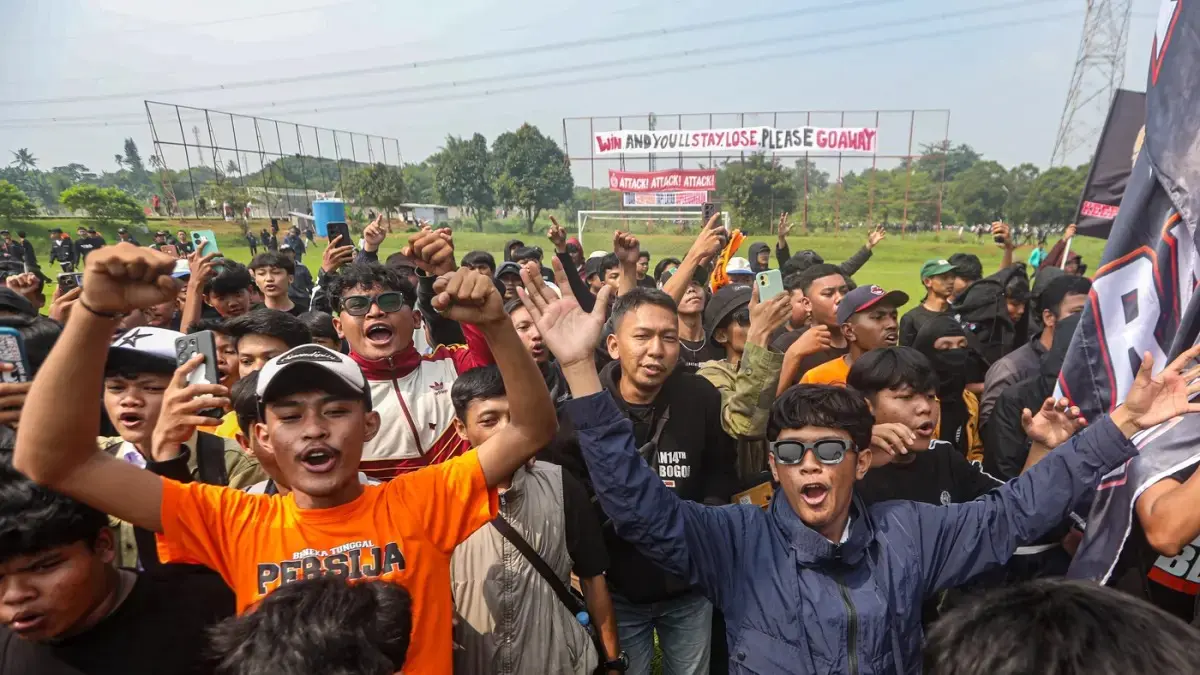 Sejumlah The Jakmania menempelkan spanduk dukungan terhadap pemain Persija Jakarta di Sawangan, Depok, Jawa Barat, Jumat (8/5/2026). Laga Persija Jakarta vs Persib Bandung di SUGBK hanya boleh dihadiri penonton ber-KTP DKI. Kebijakan ini diterapkan demi keamanan pertandingan. (Salman Toyibi/Jawa Pos)