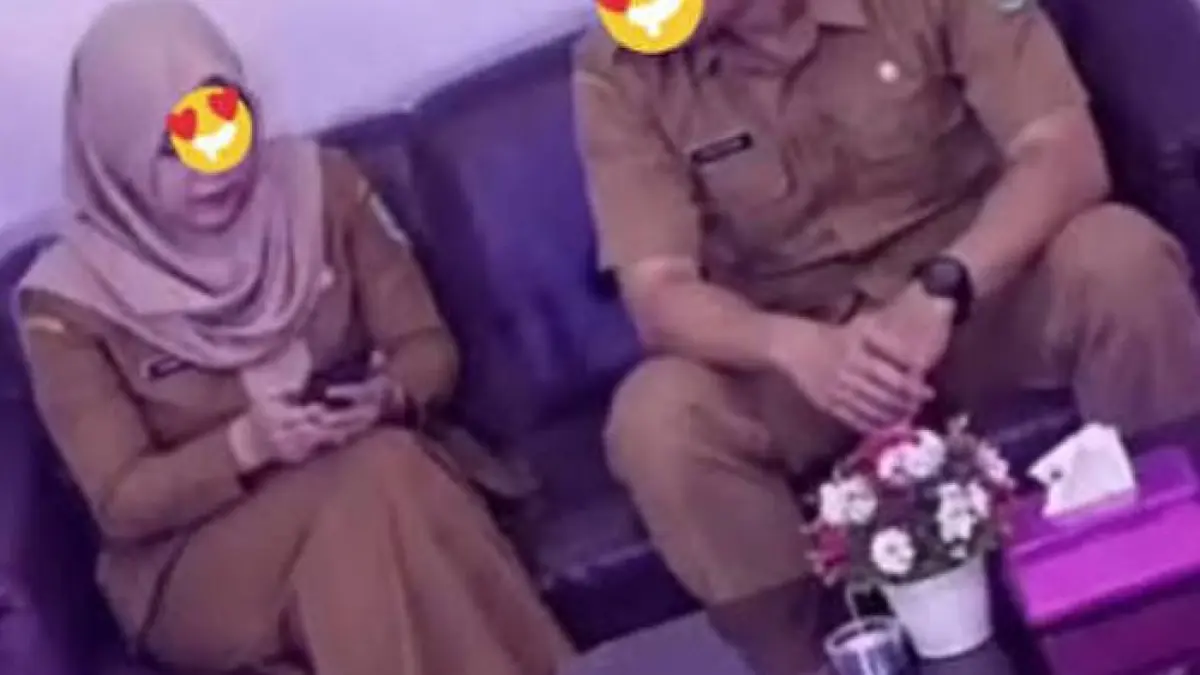 Aksi mesum kepsek dan guru SD di Pekalongan tertangkap kamera CCTV. (Dok. TikTok)