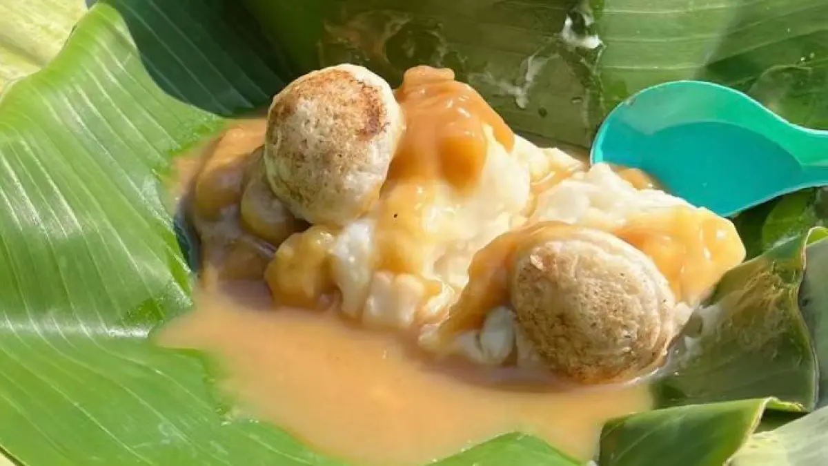 Bubur sumsum dengan serabi mini, kuah santan, dan kinca. (@fahhhhh21/TikTok)