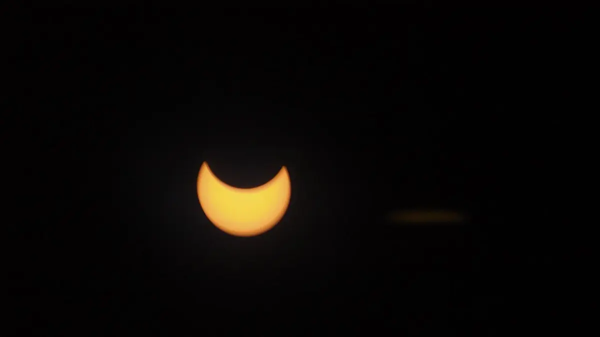 Gerhana Matahari sebagian pada 11 September 2007 terlihat dari wilayah Amerika Selatan. Bulan menutupi sebagian piringan Matahari sehingga bentuknya tampak seperti sedang “digigit”. (Wikimedia)