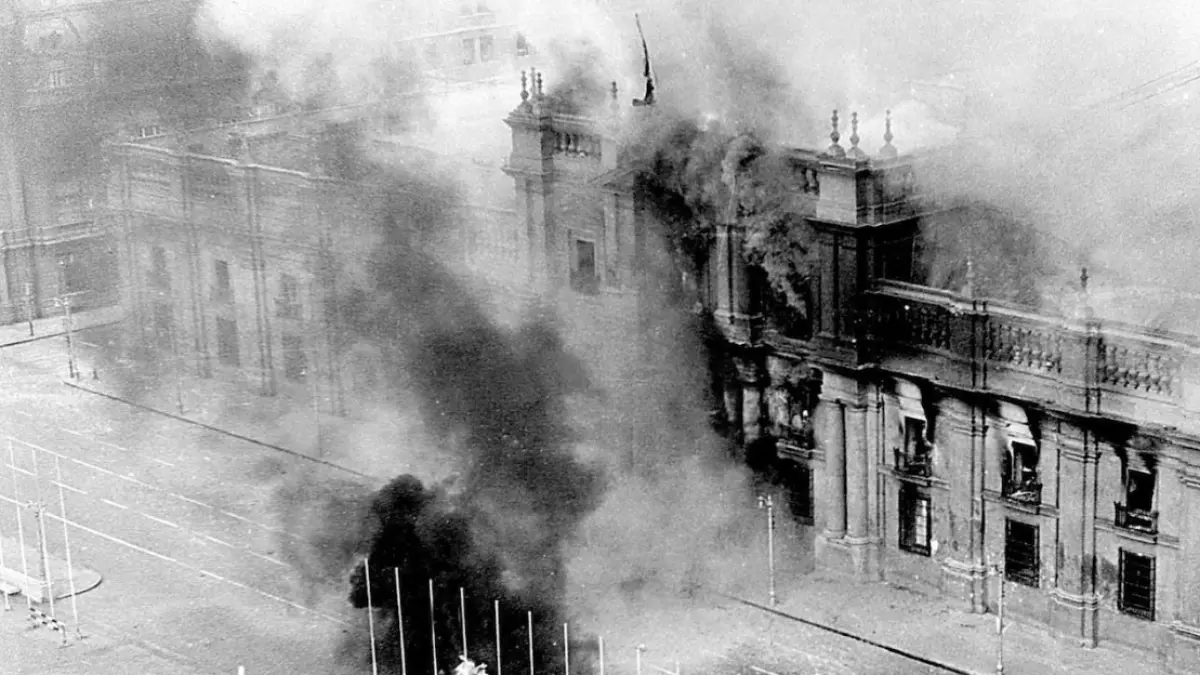 Istana La Moneda di Santiago terbakar setelah dibombardir pesawat militer pada 11 September 1973, dalam kudeta yang menggulingkan Presiden Salvador Allende. (La Moneda)