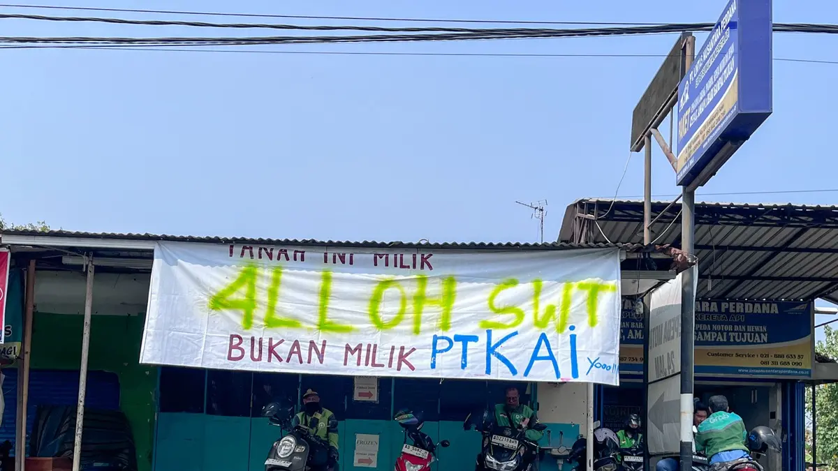 KAI menerbitkan SP2 kepada warga Ledoksari, Jebres, terkait rencana pengembangan Stasiun Solo Jebres. (M. Ihsan/solobalapan.com)