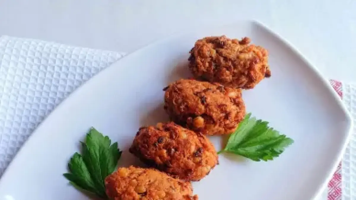 Lento atau lentho, jajanan sederhana berbahan singkong dan kacang.