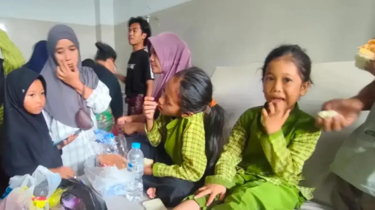 Sebagian murid SDN Beber mendapat perawatan dari petugas kesehatan Puskesmas Pringgarata, Jumat (11/9). (Dewi/Lombok Post)