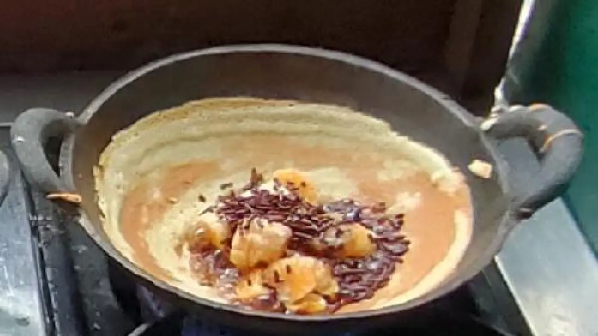 Kue leker dengan kulit tipis dan renyah serta isian pisang, cokelat, dan keju. (TikTok)