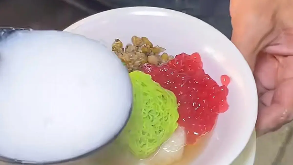 Ronde asle menjadi salah satu dari tiga sajian ronde dengan kreasi berbeda di Agustin Solo.(Solo_delicious)