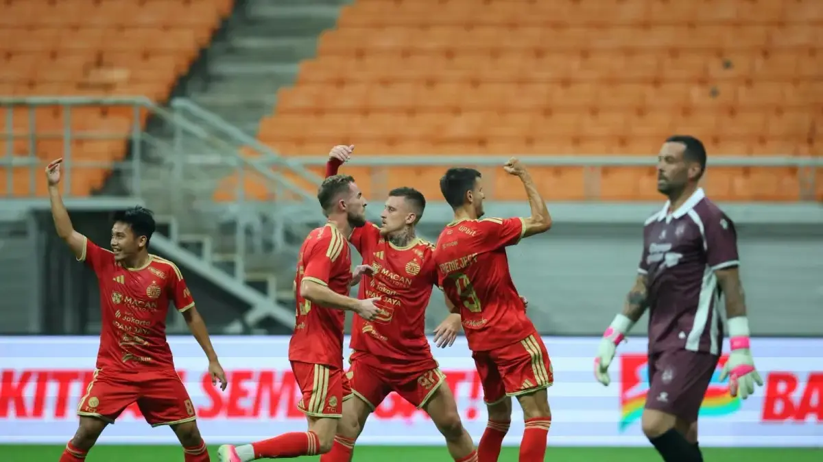 Selebrasi Alexander Thomas Jeremejeff dan para pemain Persija Jakarta lainnya usai membobol gawang Brisbane Roar pada laga friendly match di Jakarta Internasional Stadion, Sabtu (29/8/2026). (Dery Ridwansah/ JawaPos.com)