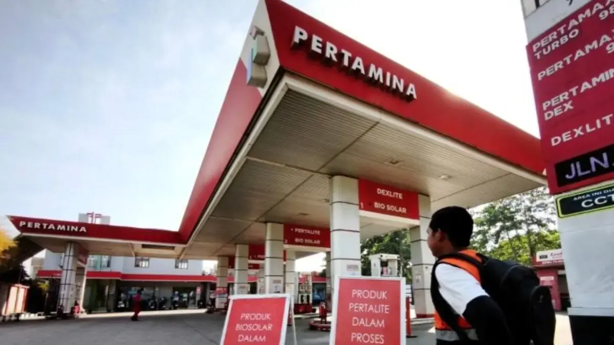 Situasi SPBU yang ditutup menunggu pasokan BBM dari Integrated Terminal Makassar (eks Terminal BBM) PT Pertamina Patra Niaga, di Jalan Aroepala (eks Letjen Hertasning) di Makassar, Sulawesi Selatan, Kamis (10/9). (ANTARA/Darwin Fatir)