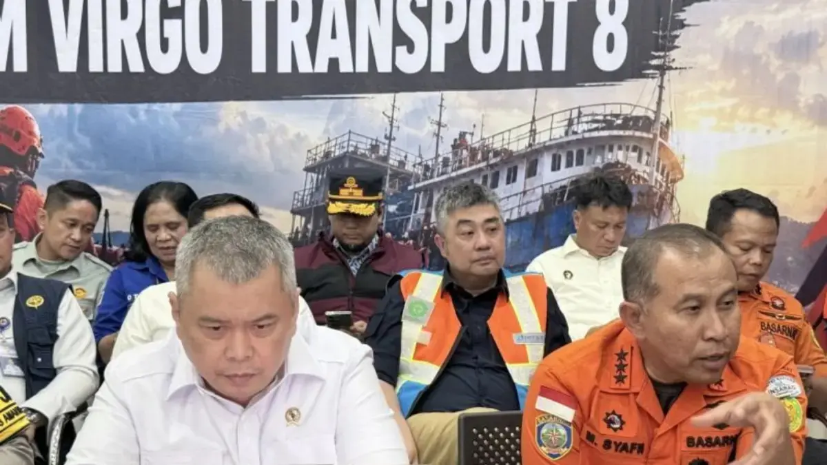 Menteri Perhubungan Dudy Purwagandhi (kiri) bersama Kepala Basarnas Mohammad Syafii saat konferensi pers penanganan kecelakaan Kapal Virgo Transport 8, di Pelabuhan Trisakti, Banjarmasin, Kalimantan Selatan, Minggu (13/9/2026). (ANTARA/Tumpal Andani Aritonang)