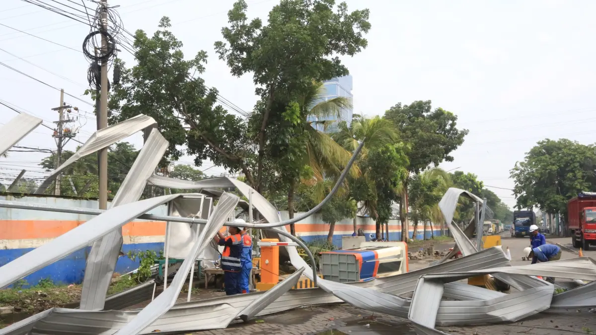 Sejumlah gudang di Terminal Kalimas Surabaya rusak setelah diterjang hujan deras dan angin kencang. (Humas Pelindo Regional 3)