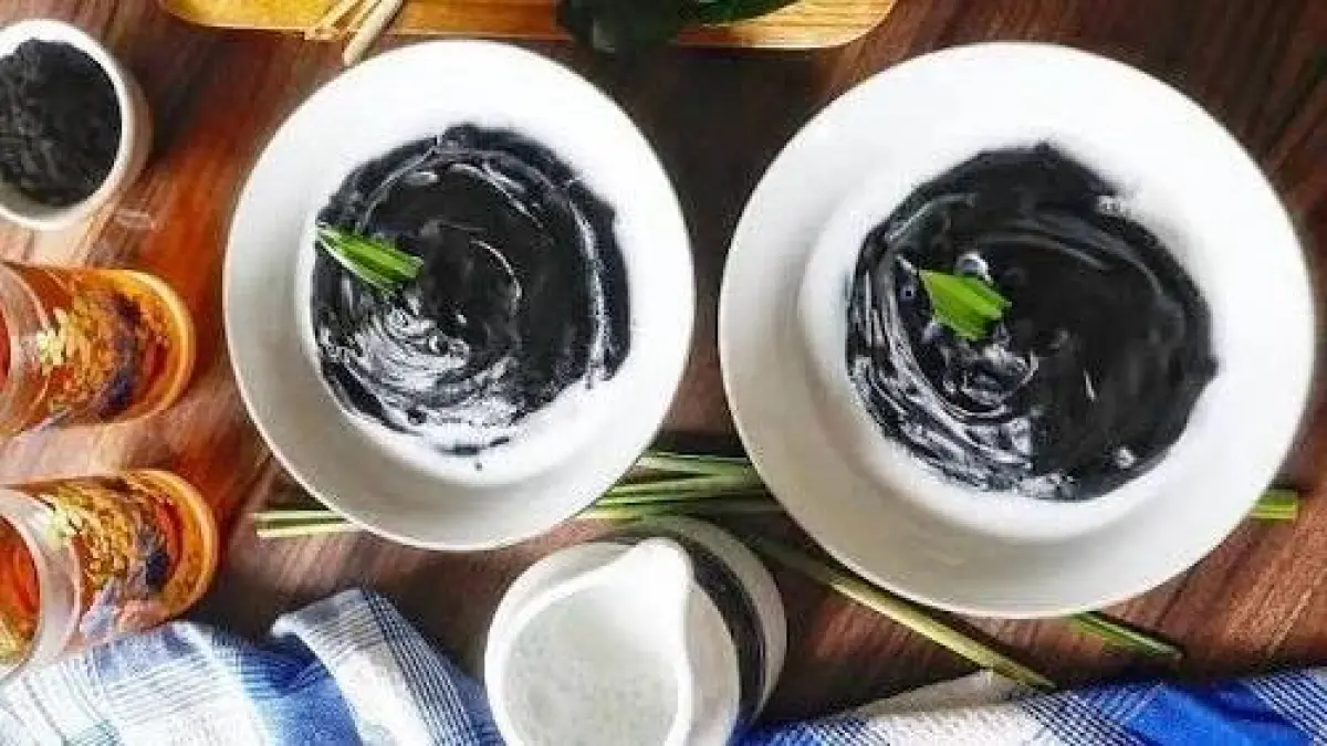 Jenang saren, kuliner tradisional Solo dengan warna hitam legam dan cita rasa rempah.(Instagram/bebas_radiasi)