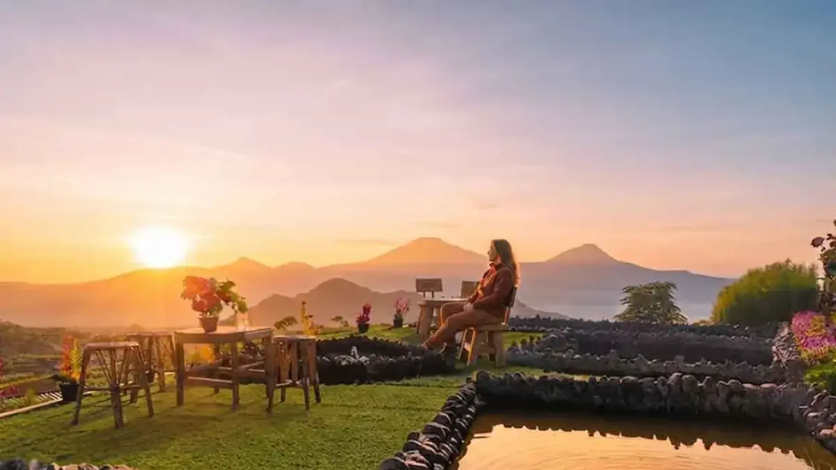 Panorama Gunung Sumbing dan deretan pegunungan terlihat dari Silancur Highland, Magelang.(Nusantaratrip)
