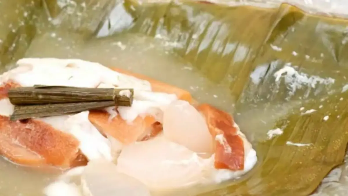 Pis Degan, jajanan kukus berbahan roti tawar dan kelapa muda yang juga dikenal sebagai Pis Roti atau Pis Kopyor.(kusumasarisolo)