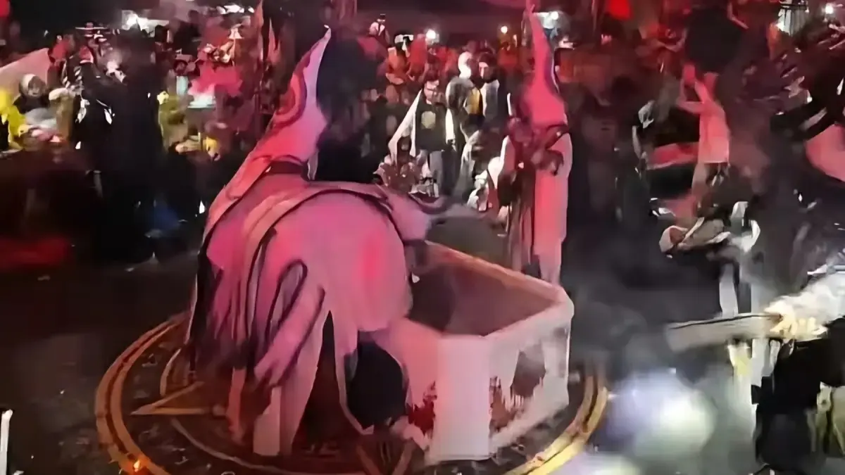 Tangkapan layar dari atraksi mirip ritual satanic yang ditampilkan di Simbang Kulon Night Carnival (SKNC) 2026 Pekalongan. (Istimewa)