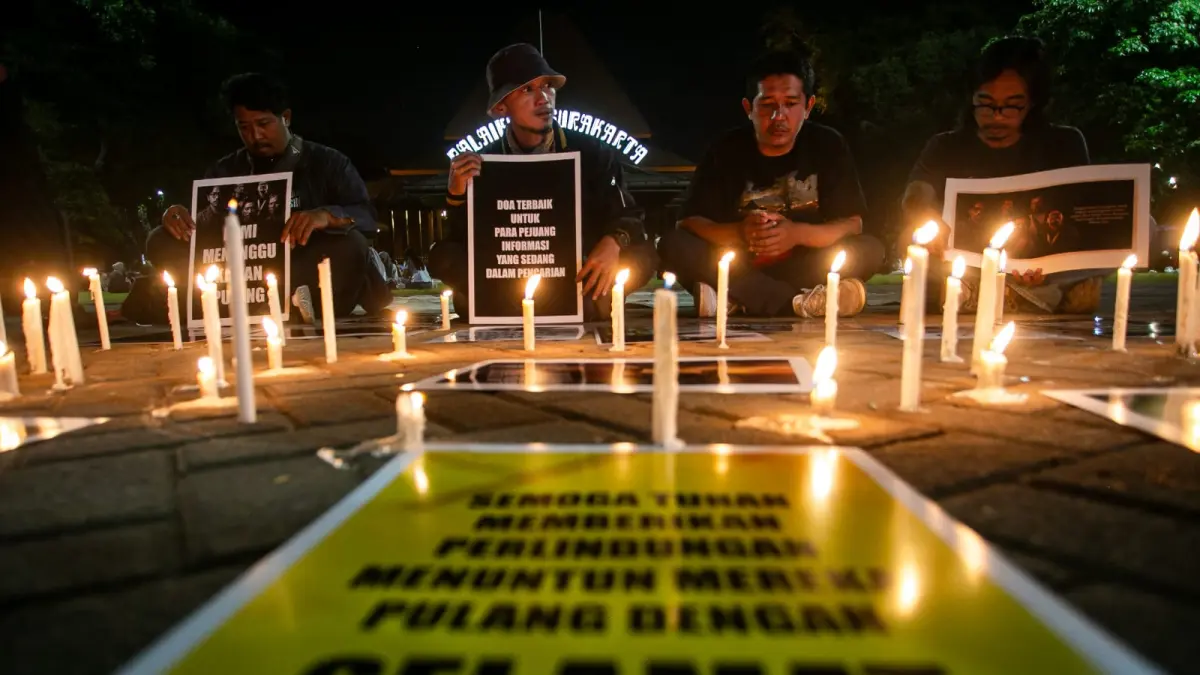 PFI, AJI, & PWI Solo gelar aksi solidaritas bertajuk "Doa Bersama & Menyala Lilin Harapan" di halaman Plaza Balaikota Surakarta Senin (14/9/2026) malam. Aksi ini sebagai wadah untuk mendoakan lima jurnalis media nasional beserta tiga awak kapal yang hilang kontak saat meliput aktivitas Gunung Anak Krakatau. (Dok. PFI Solo)