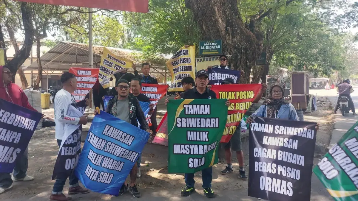 Aksi penolakan pembangunan sekber oleh ahli waris Taman Sriwedari. (A Christian/Radar Solo)