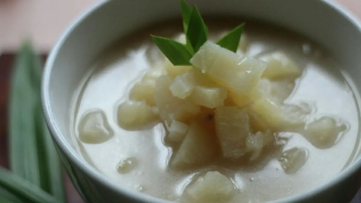 Ande-Ande lumut dengan singkong, santan, dan aroma pandan.