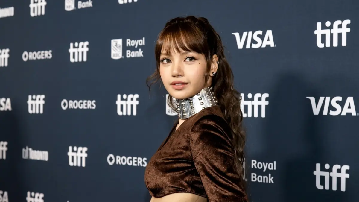 Bantah isu bubar! Lisa tegaskan bakal bertahan di BLACKPINK sampai usia 50 tahun lewat dokumenter